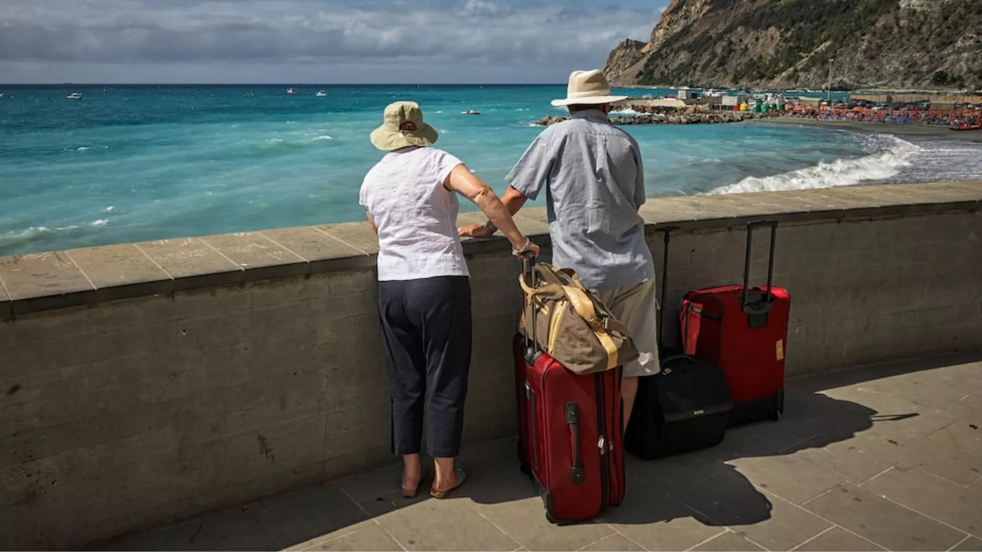 Imagen de dos personas de viaje con el Imserso / UNSPLASH Imagen de dos personas de viaje con el Imserso / UNSPLASH