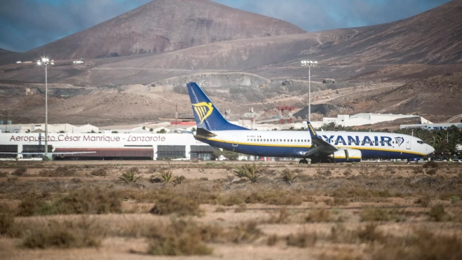 Un avión en el Aeropuerto de Lanzarote / EFE