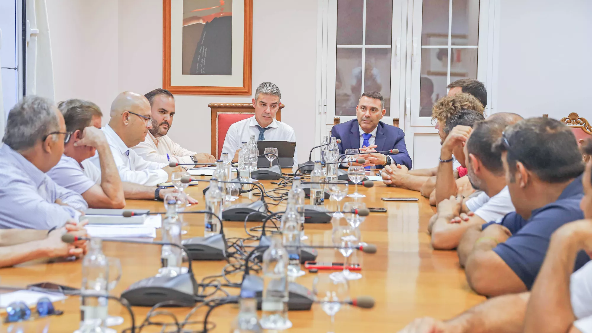 Narvay Quintero (presidiendo, izquierda), consejero de Agricultura, Ganadería y Pesca, en una reunión con el Cabildo de Lanzarote y varias cofradías de pescadores./ CEDIDA