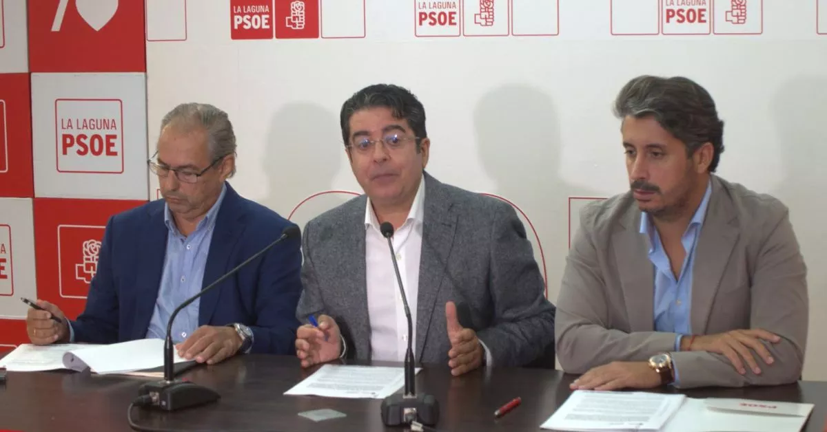El secretario regional de Transportes y Movilidad Sostenible del PSOE, José Luis Delgado, el secretario general del PSOE en Tenerife, Pedro Martín y el alcalde de La Laguna, Luis Yeray Gutiérrez / CEDIDA