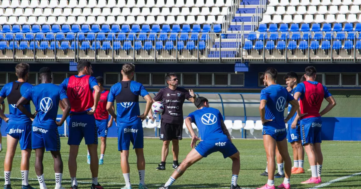 Asier Garitano recupera a Luismi Cruz y podrá contar con Álvaro Romero por primera vez este curso, aunque León, Sipcic, Medrano, y probablemente Bodiger, son bajas para esta exigente semana./ CD TENERIFE.