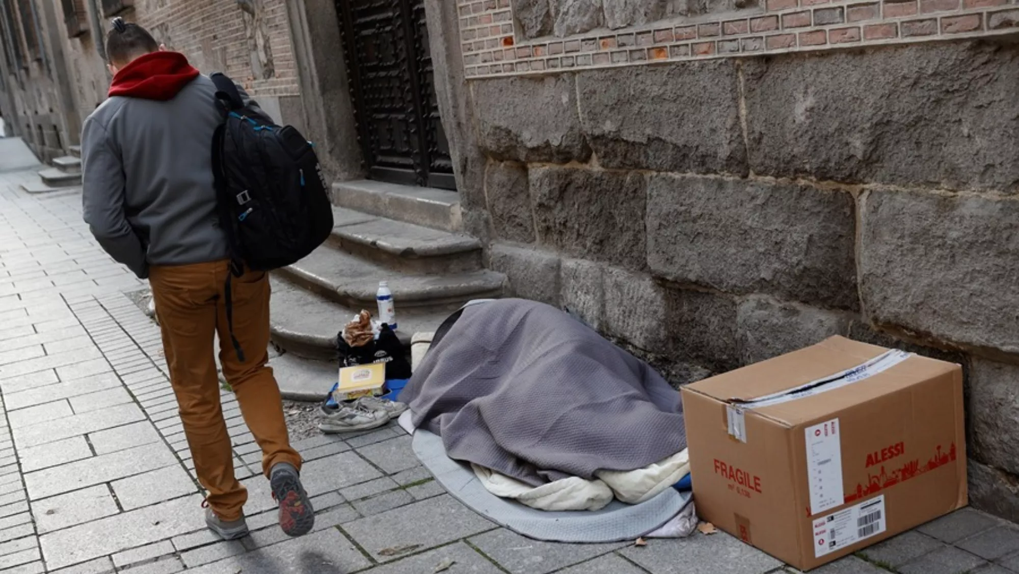 Una persona sin hogar durmiendo en la calle / EFE