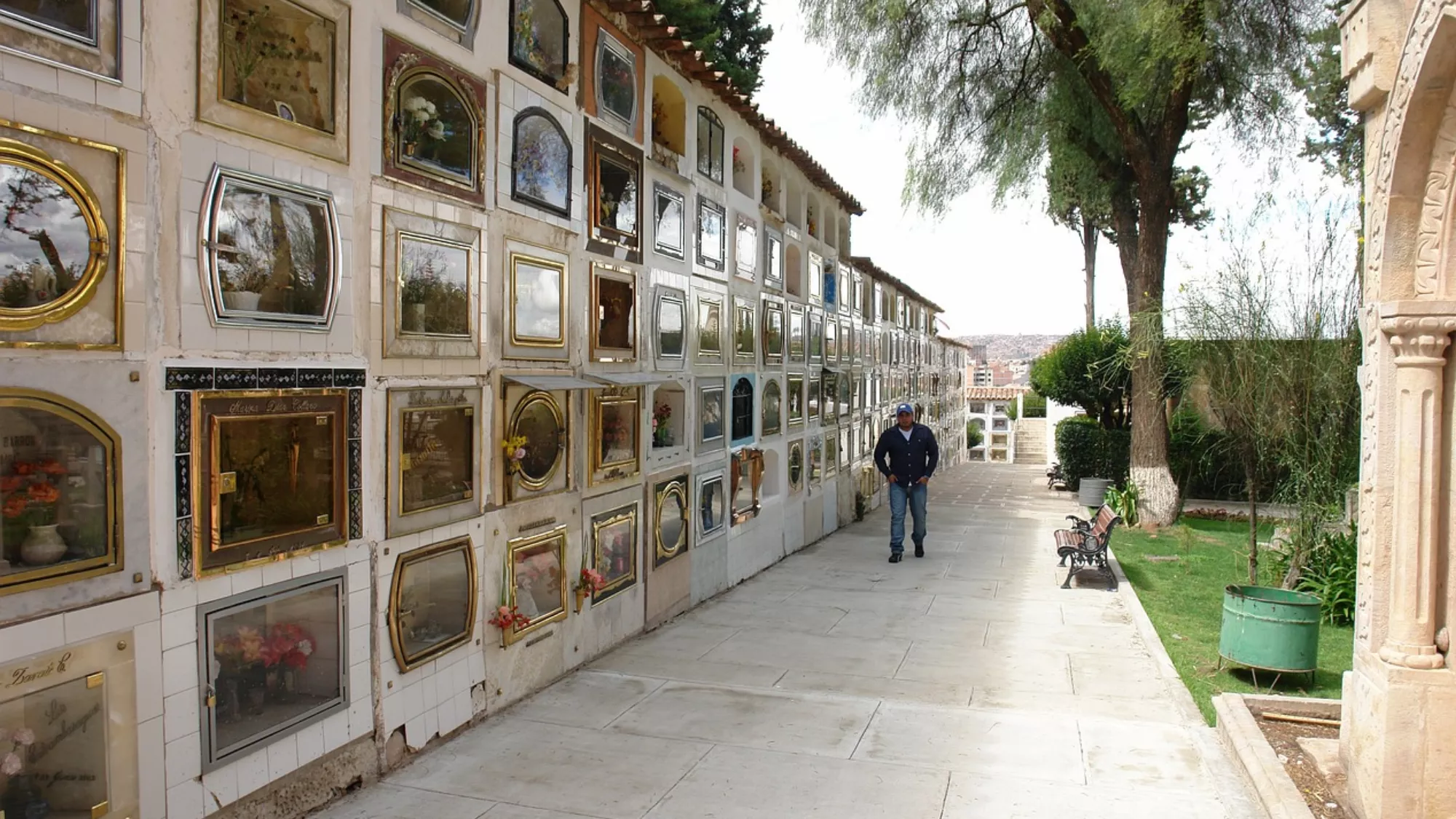 Imagen de nichos del cementerio / PIXABAY