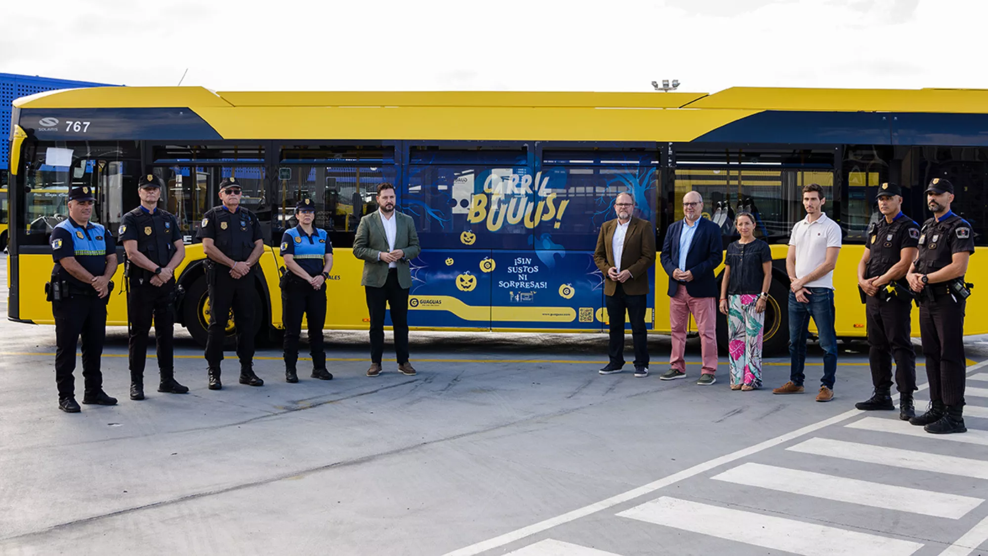Las concejalías de Movilidad y Seguridad y Emergencias del Ayuntamiento de Las Palmas de Gran Canaria, Guaguas Municipales y la Policía Local presentaron este jueves la campaña de seguridad por Halloween. / AH