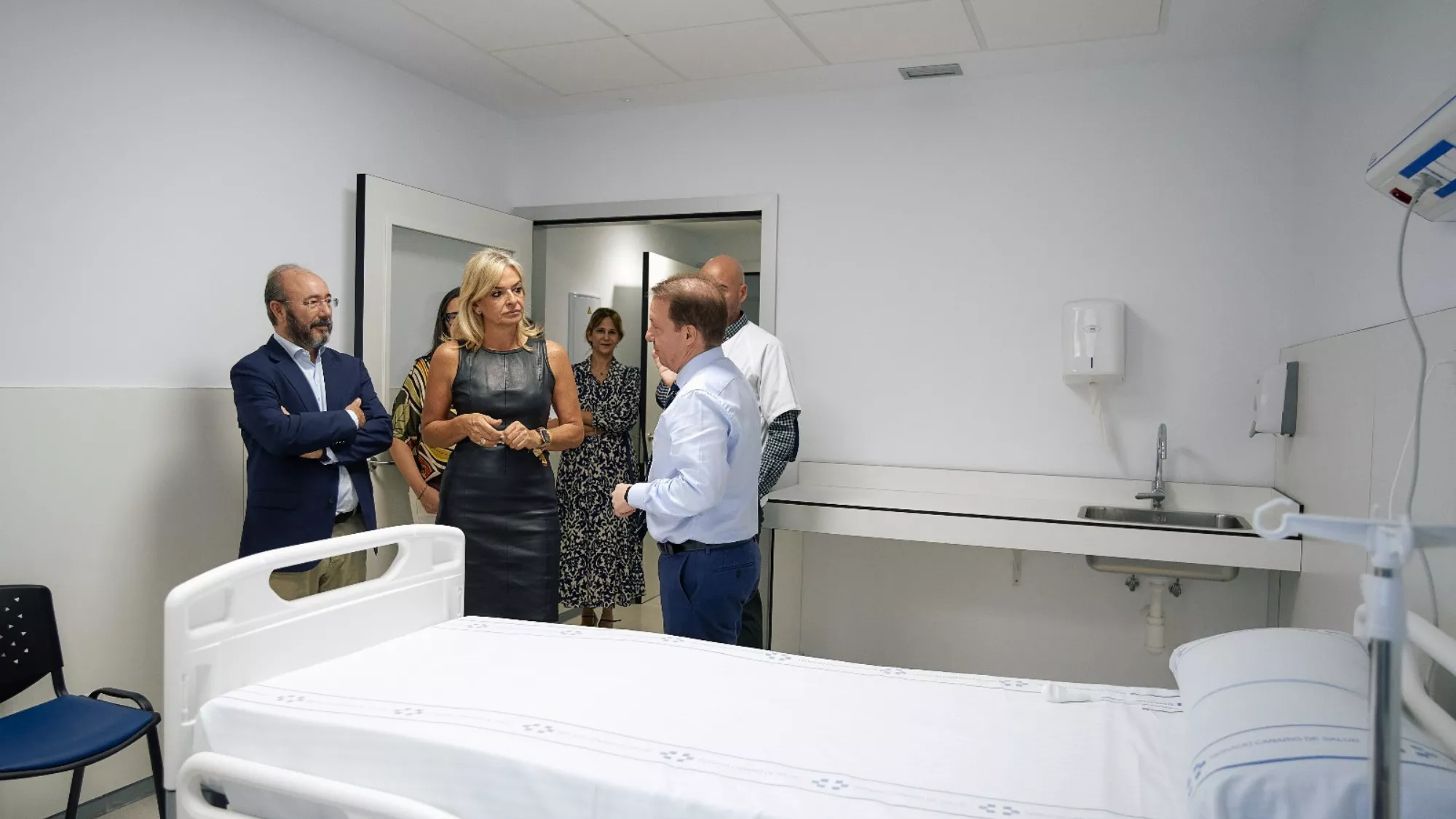 Esther Monzón, consejera de Sanidad, visita uno de los hospitales anexos polivalentes./ CEDIDA