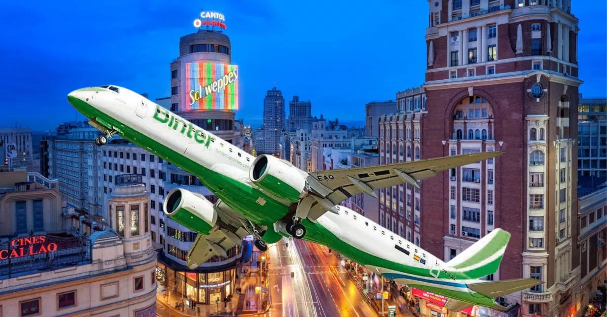 Un avión de Binter con la plaza de Callao y la Gran Vía de Madrid de fondo./ MONTAJE AH