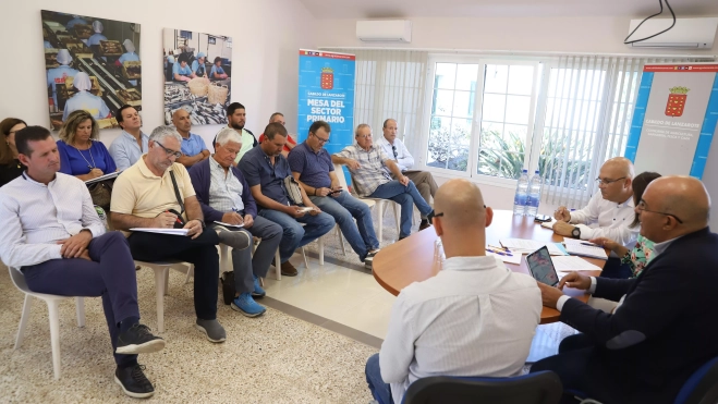 El director general de Agricultura, Javier Gutiérrez, y del director del ICCA, Luis Arráez, se reúne con la Mesa del Sector Primario de Lanzarote./ CEDIDA