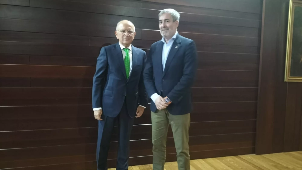 Rodolfo Núñez, presidente de Binter (i) y Fernando Clavijo, presidente de Canarias (d)./ AH
