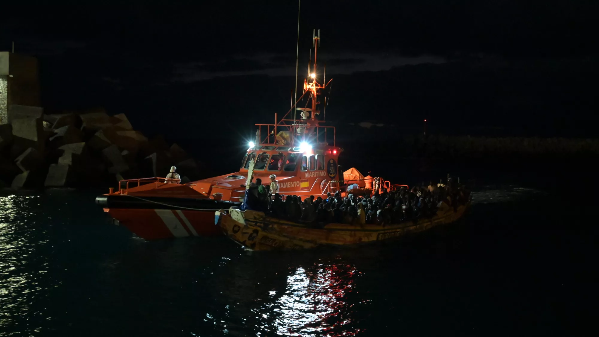 Salvamento Marítimo rescatando a una de las embarcaciones de personas migrantes de camino a El Hierro / EFE Salvamento Marítimo rescatando a una de las embarcaciones de personas migrantes de camino a El Hierro / EFE