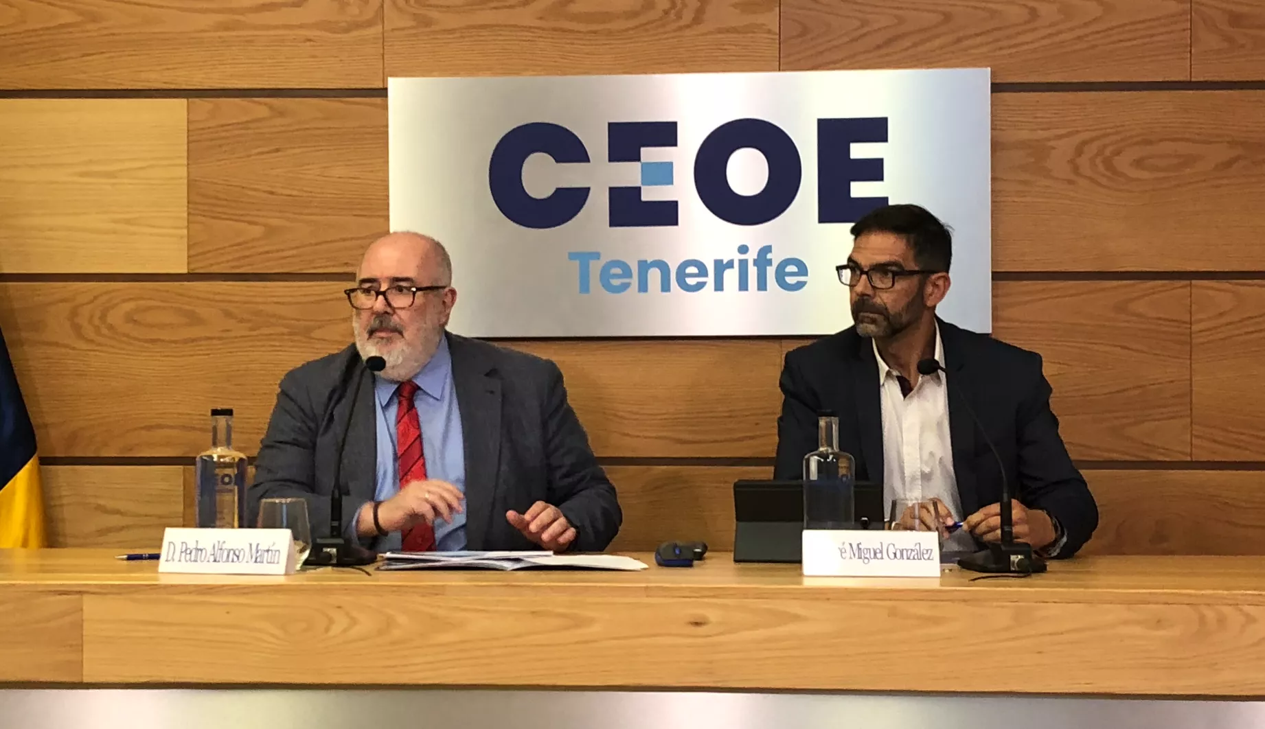 El presidente de CEOE-Tenerife, Pedro Alfonso, y el director de consultoría de Corporación 5, José Miguel González./ AH