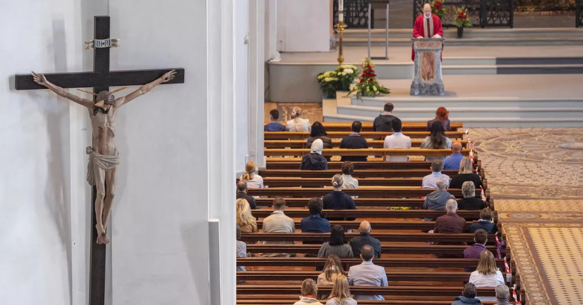 Imagen de una iglesia durante una misa, en Canarias hay 21 centros donde se ha cometido abuso sexual / EFE