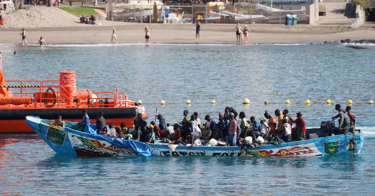 Un cayuco llegando al puerto de Los Cristianos, en Tenerife / EFE - RAMÓN DE LA ROCHA