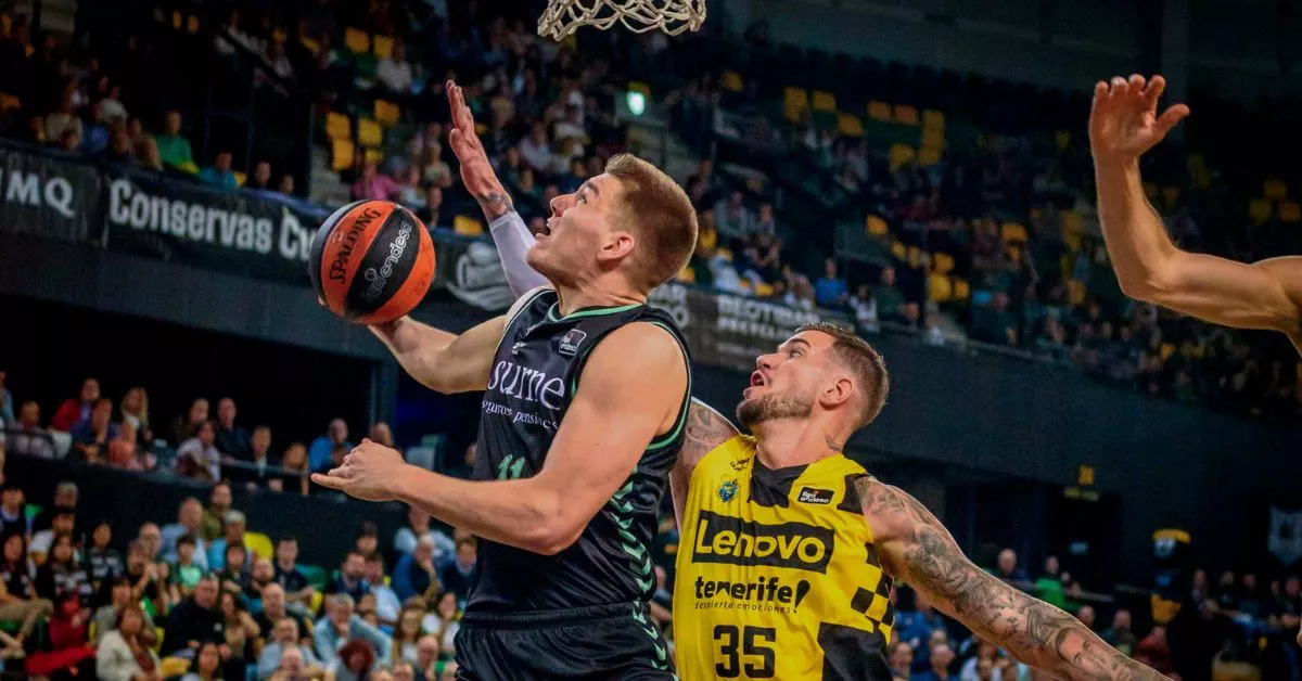 Fran Guerra intenta el tapón sobre De Ridder en la victoria del CB Canarias ante Bilbao Basket en Miribilla por 93-94./ EFE.