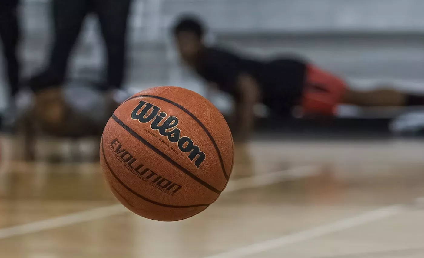 Pelota de baloncesto en la cancha. / ARCHIVO