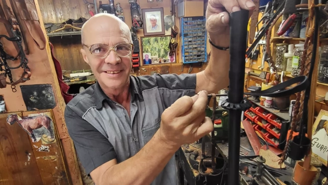 Mario enseñando la aguja a la cámara de ATLÁNTICO HOY