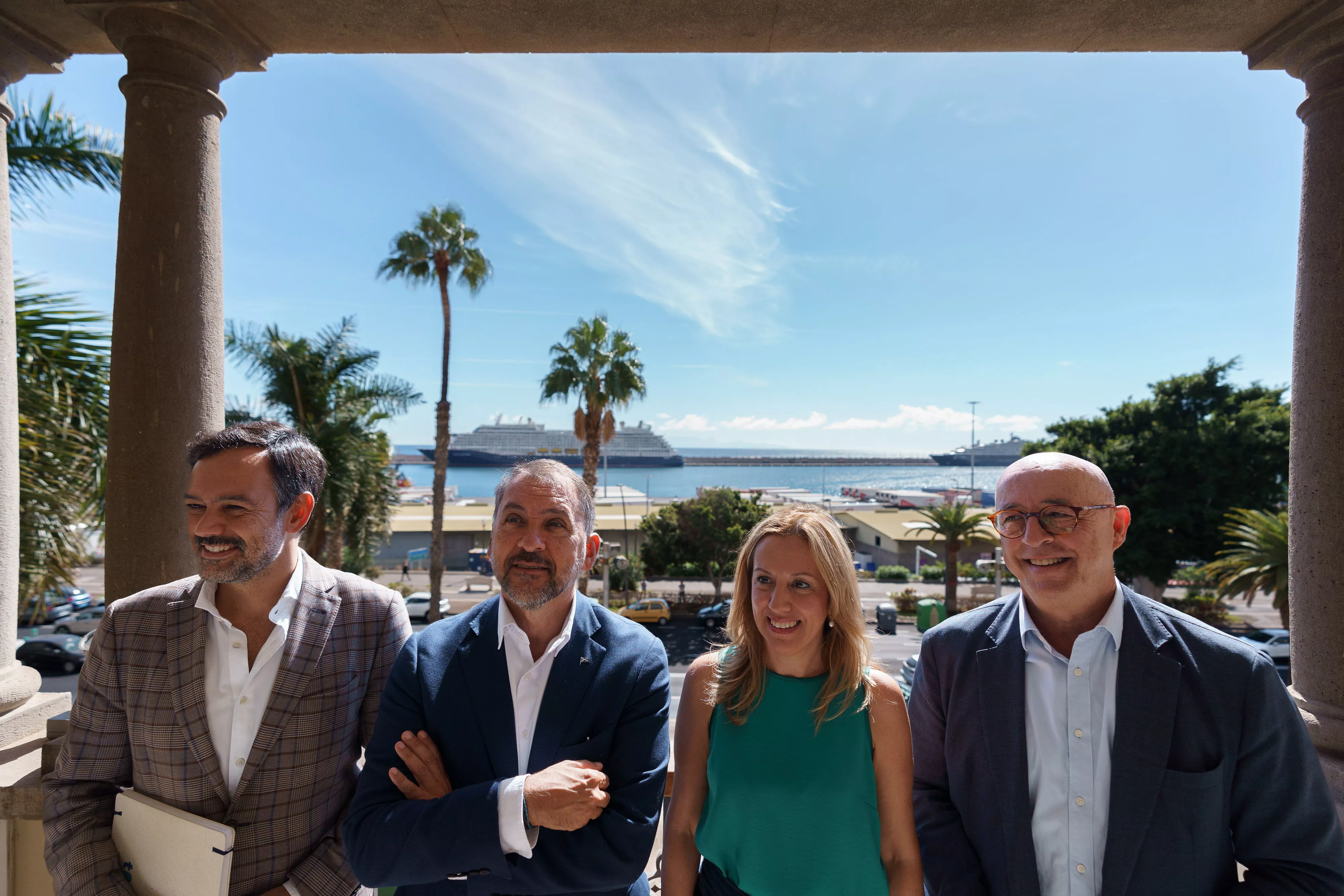 De izquierda a derecha, el vicepresidente del Cabildo de Tenerife, Lope Afonso; el alcalde de Santa Cruz, José Manuel Bermúdez; la presidenta insular, Rosa Dávila; y el presidente de la Puertos de Tenerife, Pedro Suárez,  / EFE / RAMÓN DE LA ROCHA