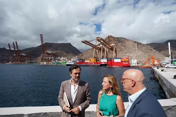El consejero insular de Turismo y vicepresidente del Cabildo de Tenerife, Lope Afonso, la presidenta insular, Rosa Dávila, y el presidente de la Autoridad Portuaria de Tenerife, Pedro Suárez, en Dique del Este / EFE / RAMÓN DE LA ROCHA El consejero insular de Turismo y vicepresidente del Cabildo de Tenerife, Lope Afonso, la presidenta insular, Rosa Dávila, y el presidente de la Autoridad Portuaria de Tenerife, Pedro Suárez, en Dique del Este / EFE / RAMÓN DE LA ROCHA