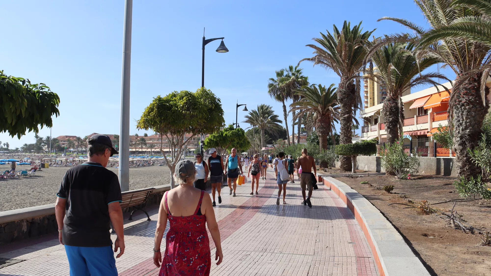 Paseo por uno de los municipios turísticos de Canarias. / ATLÁNTICO HOY