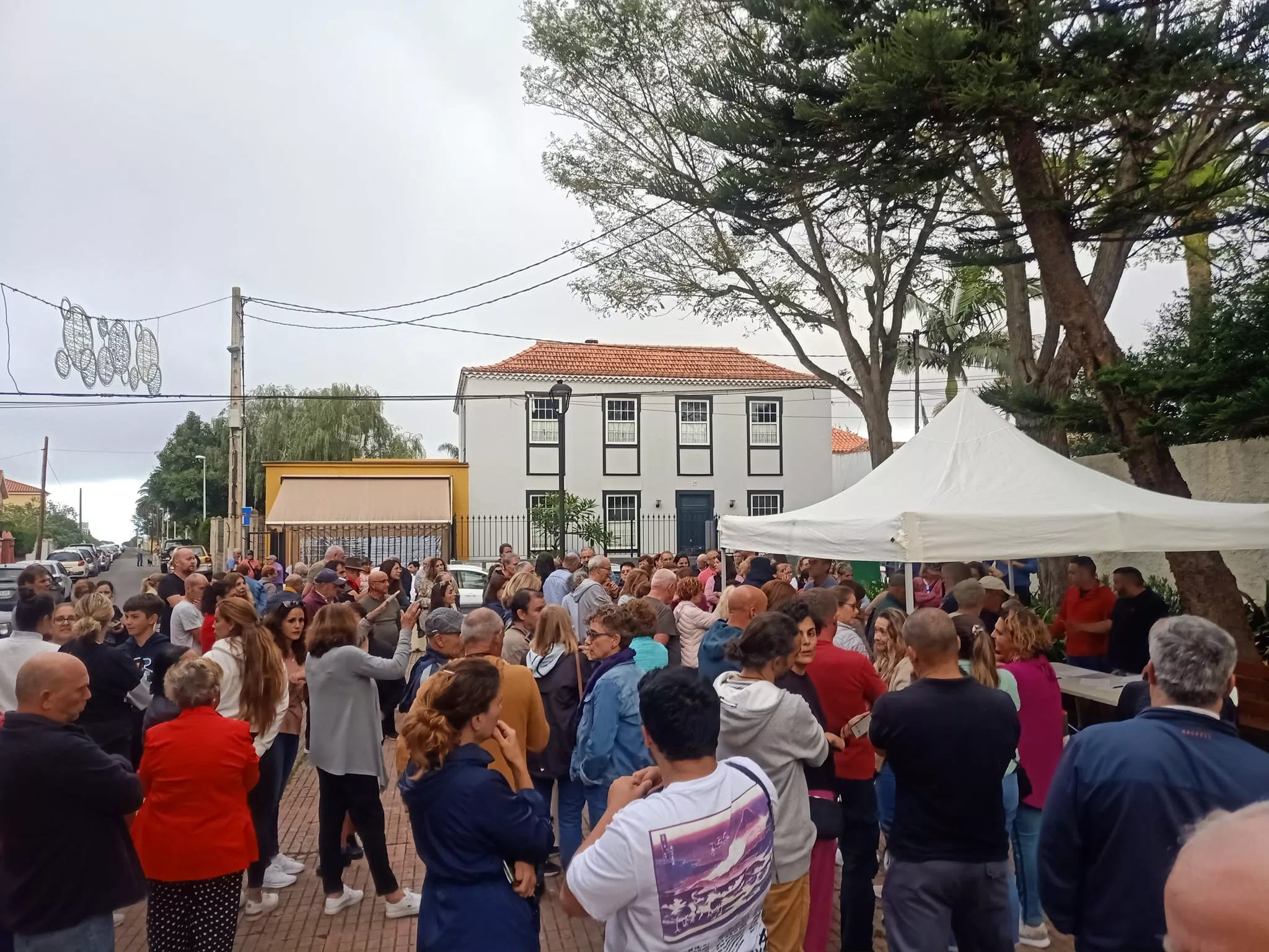 Vecinos de Guamasa se concentraron el pasado viernes para debatir qué medidas tomar ante el cierre del enlace 14 a la TF-5 / AAVV GUAMASA Vecinos de Guamasa se concentraron el pasado viernes para debatir qué medidas tomar ante el cierre del enlace 14 a la TF-5 / AAVV GUAMASA