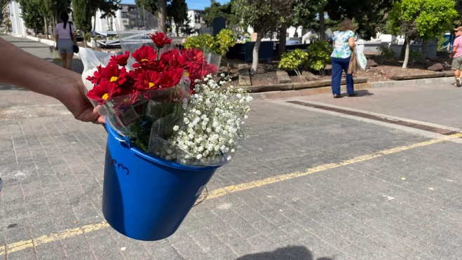 Cubo azul clásico en el que se trasladan las flores por el cementerio / ATLÁNTICO HOY- ARIADNA MARTÍNEZ