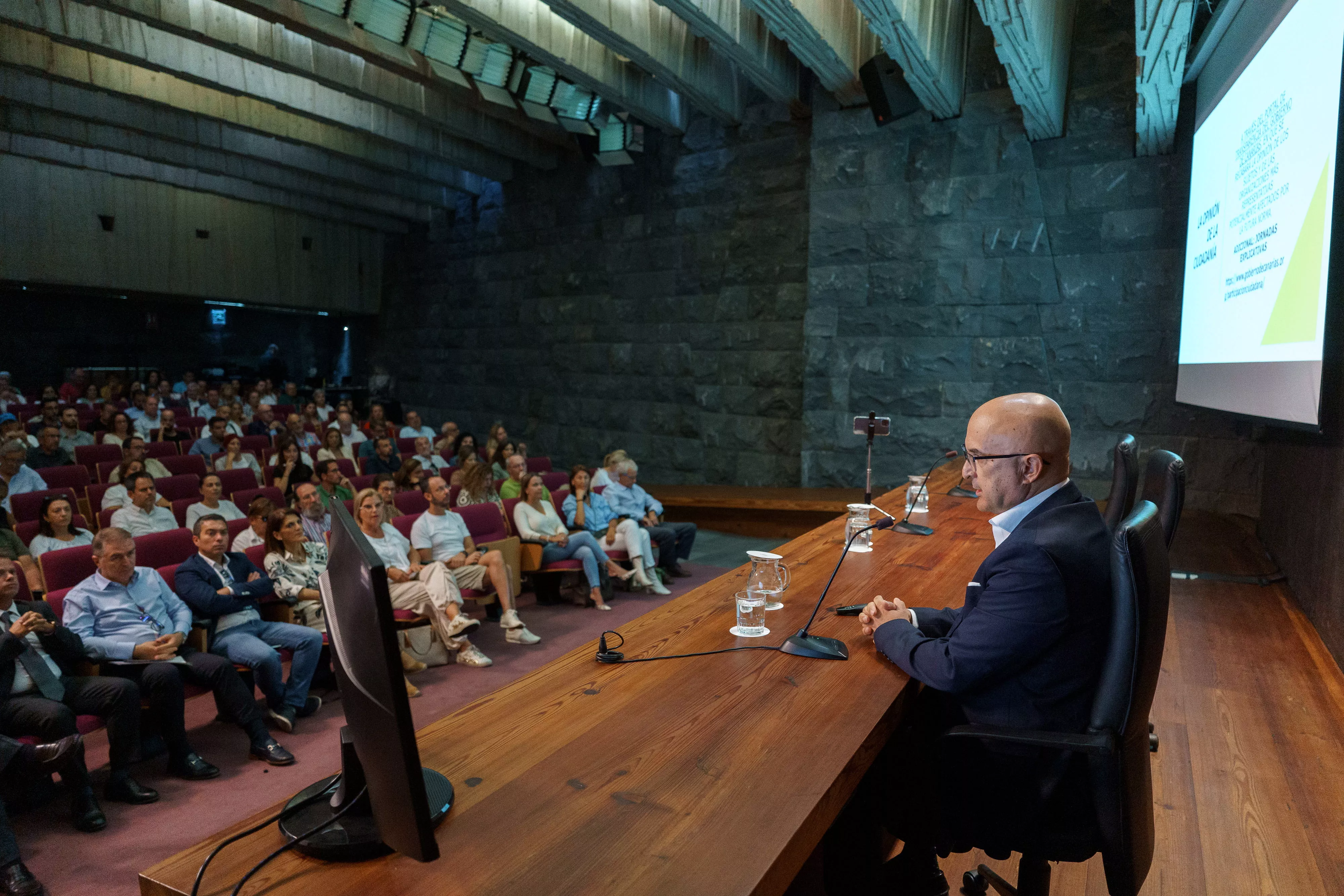 El director general de Ordenación, Formación y Promoción Turística del Gobierno de Canarias, Miguel Ángel Rodríguez, durante una reunión de la consulta pública sobre la ley regulación del alquiler vacacional. / EFE-RAMÓN DE LA ROCHA El director general de Ordenación, Formación y Promoción Turística del Gobierno de Canarias, Miguel Ángel Rodríguez, durante una reunión de la consulta pública sobre la ley regulación del alquiler vacacional. / EFE-RAMÓN DE LA ROCHA