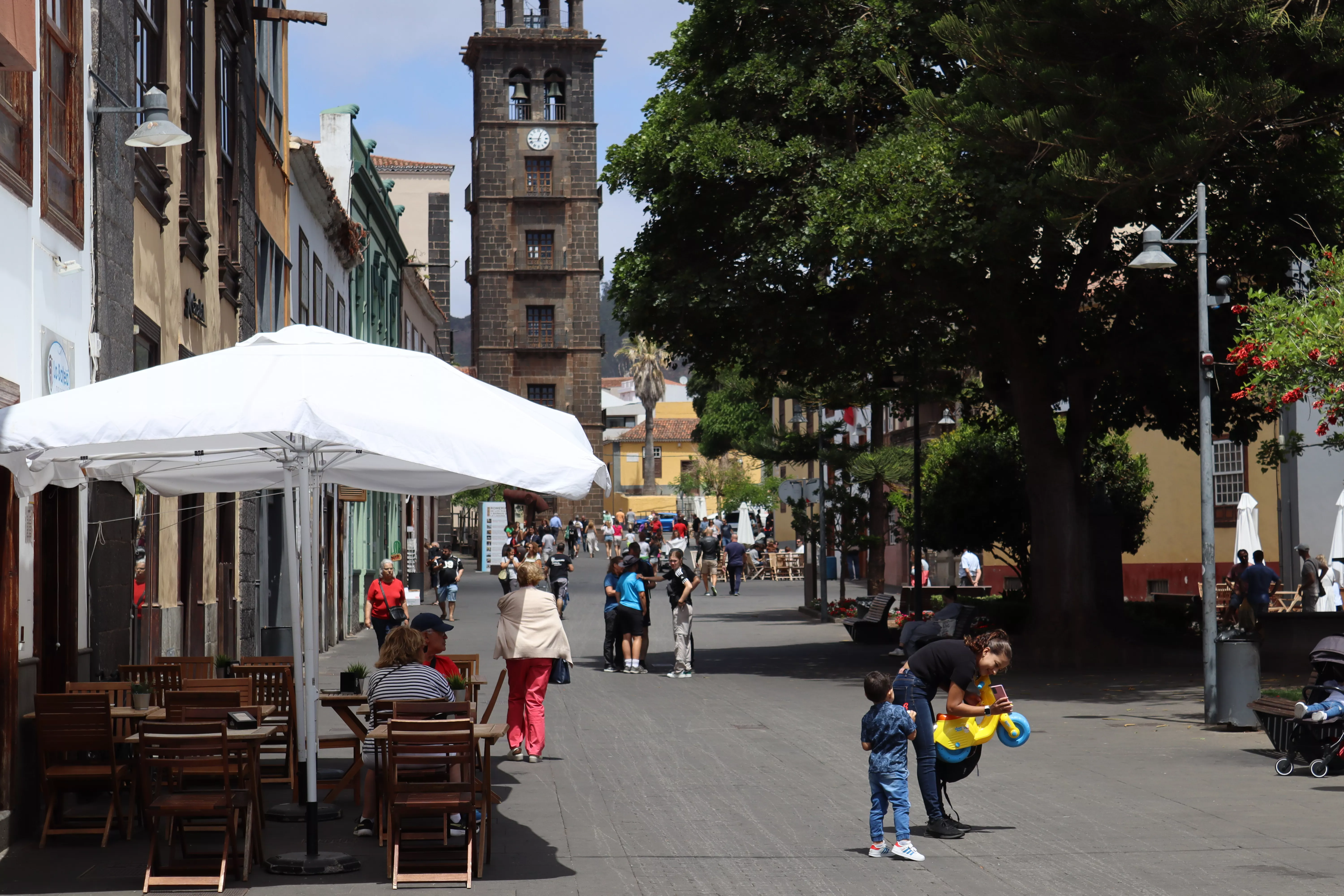 Varias personas pasean por la ciudad de La Laguna, en Tenerife (Canarias). / ATLÁNTICO HOY- AINOHA CRUZ