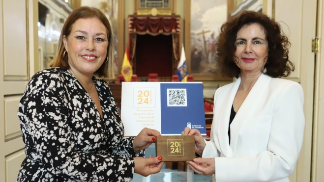 La presidenta del Parlamento de Canarias, Astrid Pérez, y la consejera de Hacienda del Gobierno de Canarias, Matilde Asián./ CEDIDA