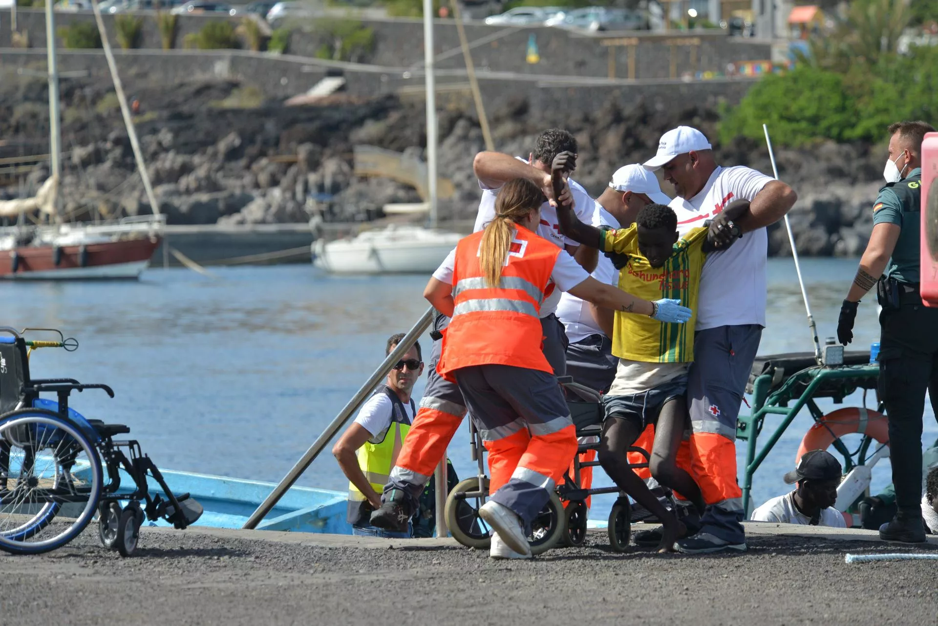 Un cayuco con 41 personas a bordo, entre ellos mujeres y varios menores, en el puerto de La Restinga./ EFE - GELMERT FINOL