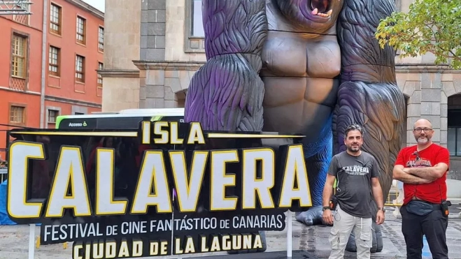 De izquierda a derecha, los codirectores del Festival Isla Calavera, Ramón Trujillo y Daniel Fumero, junto al King Kong / LAURA MICHELLE DÍAZ