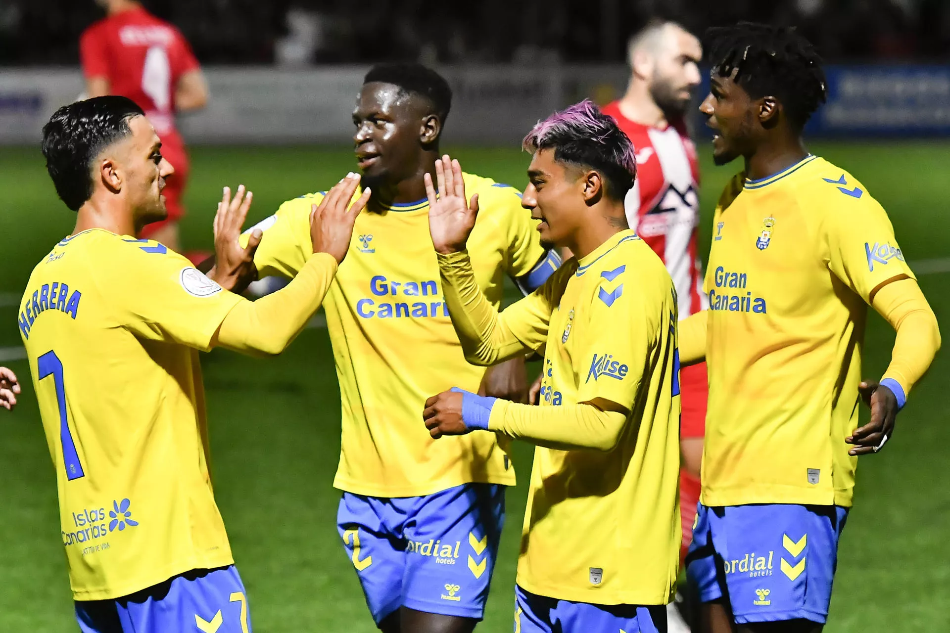 Los jugadores de la UD Las Palmas celebran el primer gol ante al Manacor./ EFE - EZEQUIEL ESPINAR