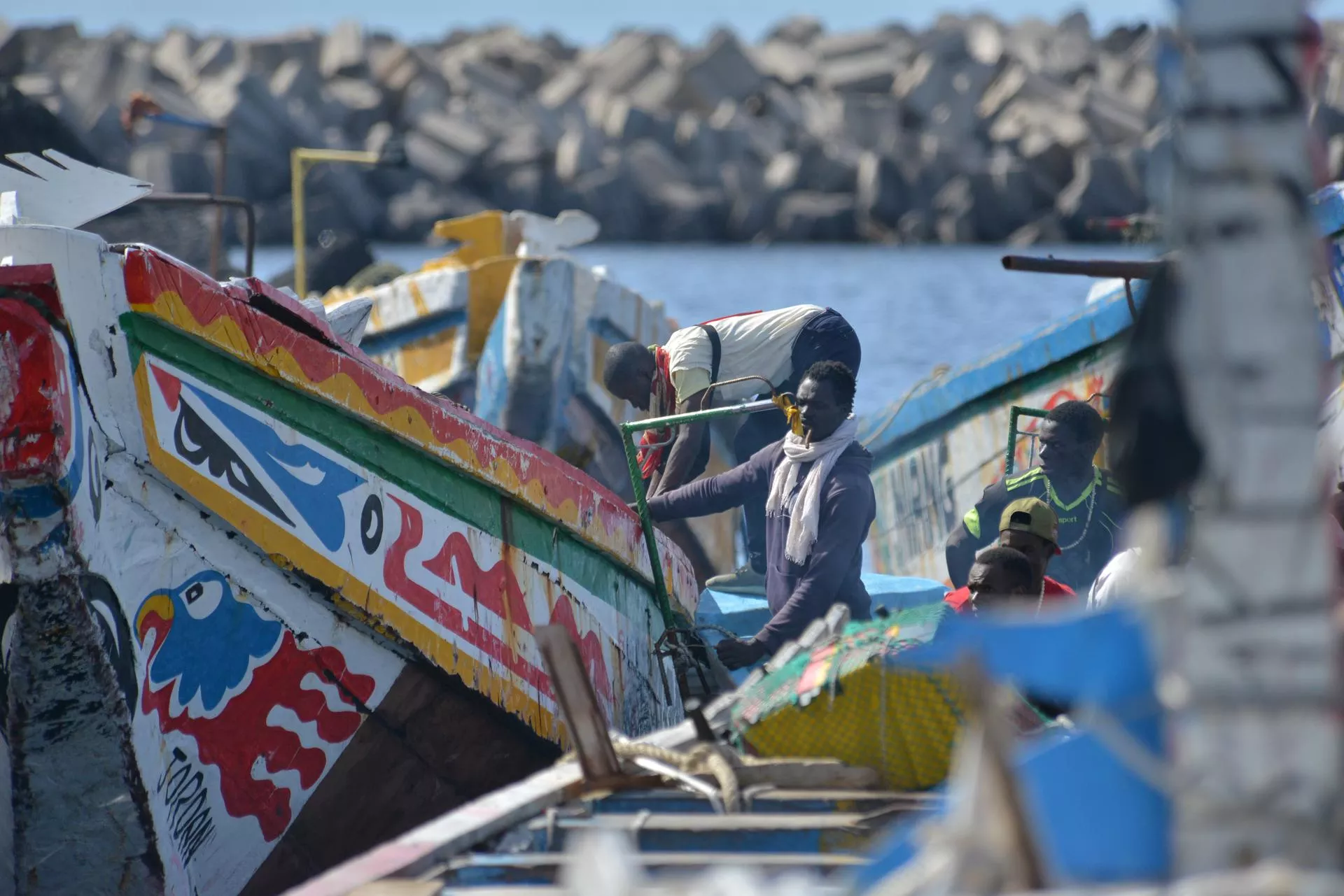 Un cayuco llega al puerto de La Restinga, en el El Hierro./ GELMERT FINOL-EFE