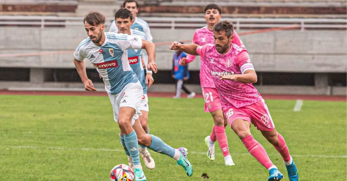 Aitor Sanz volvió a vestirse de corto con el Tenerife tras superar su lesión y completó todo el partido en la victoria por 0-1 en el Verónica Boquete de San Lázaro./ SD COMPOSTELA.