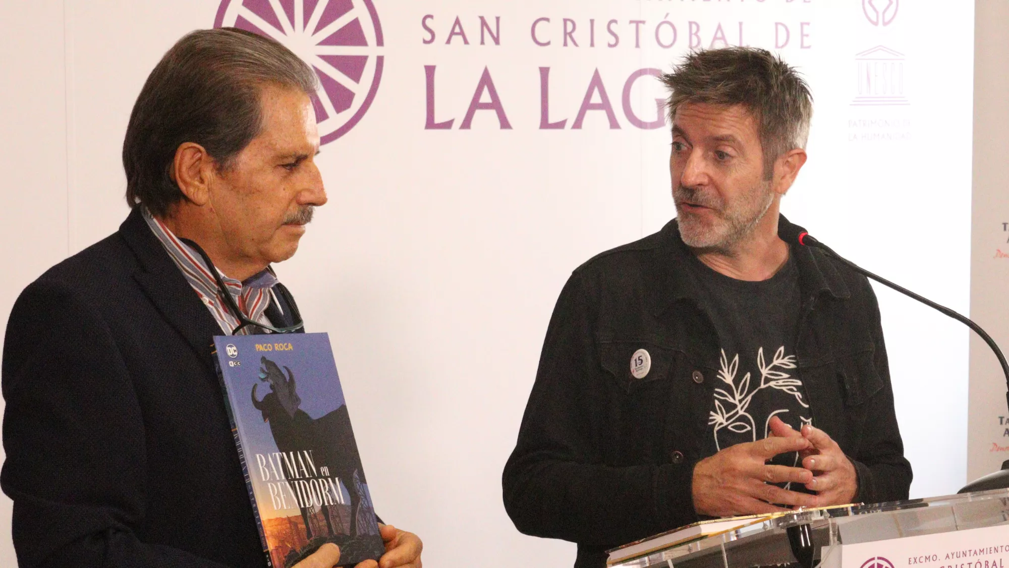 El historietista Paco Roca (derecha) junto al dueño de la librería Lemus, Francisco González Lemus en una presentación en La Laguna /.  ATLÁNTICO HOY