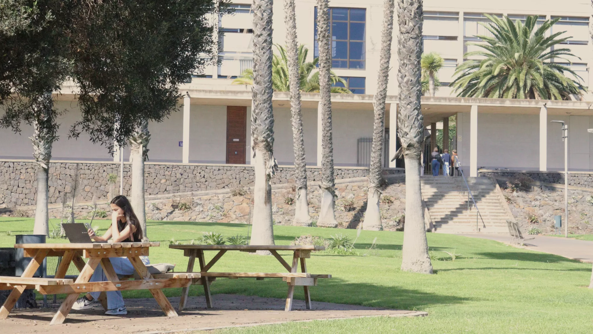 Estudiantes en el campus universitarios de Guajara, de la Universidad de La Laguna. / ATLÁNTICO HOY