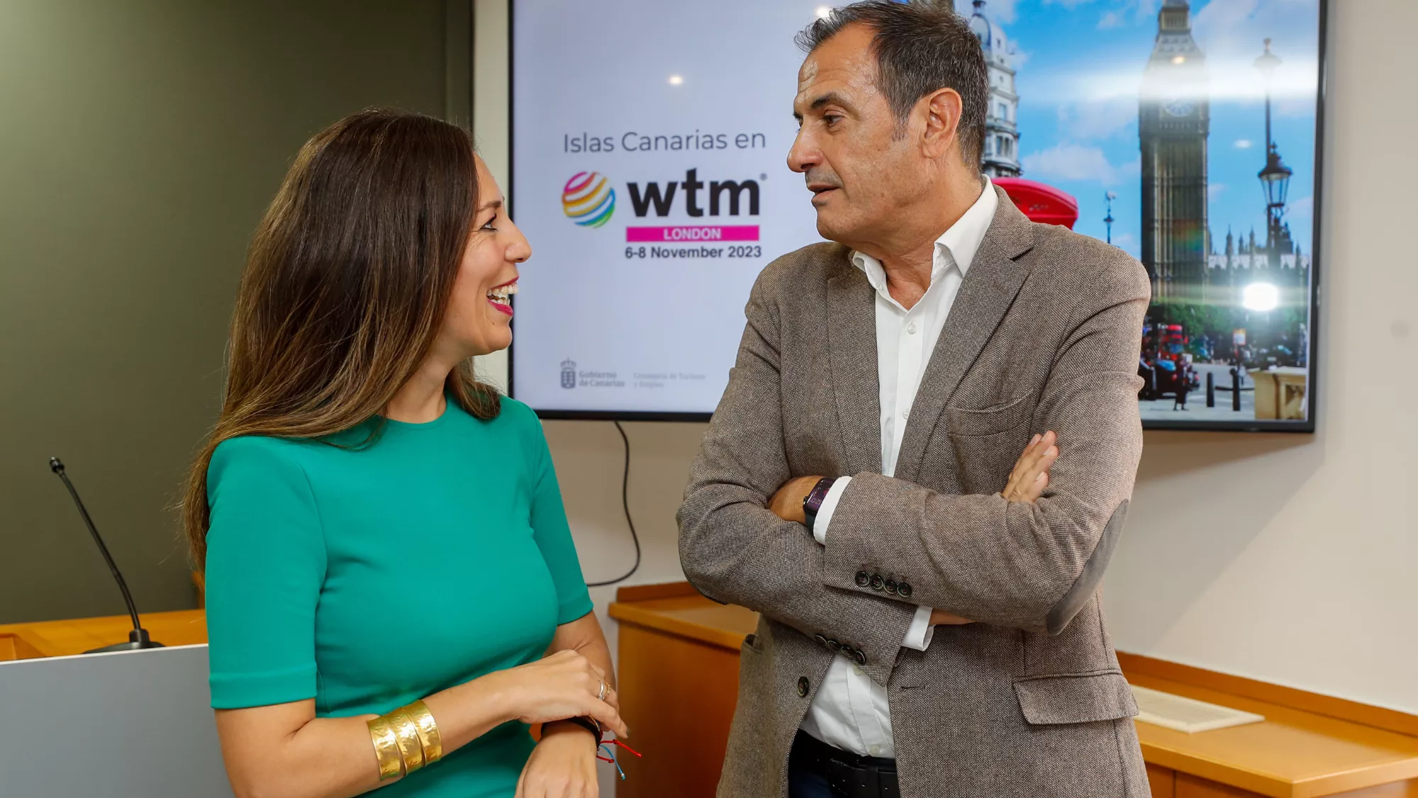 a consejera de Turismo del Gobierno de Canarias, Jéssica de León (i), y el director gerente de Turismo de las Islas Canarias, José Juan Lorenzo (d) / EFE - ELVIRA URQUIJO