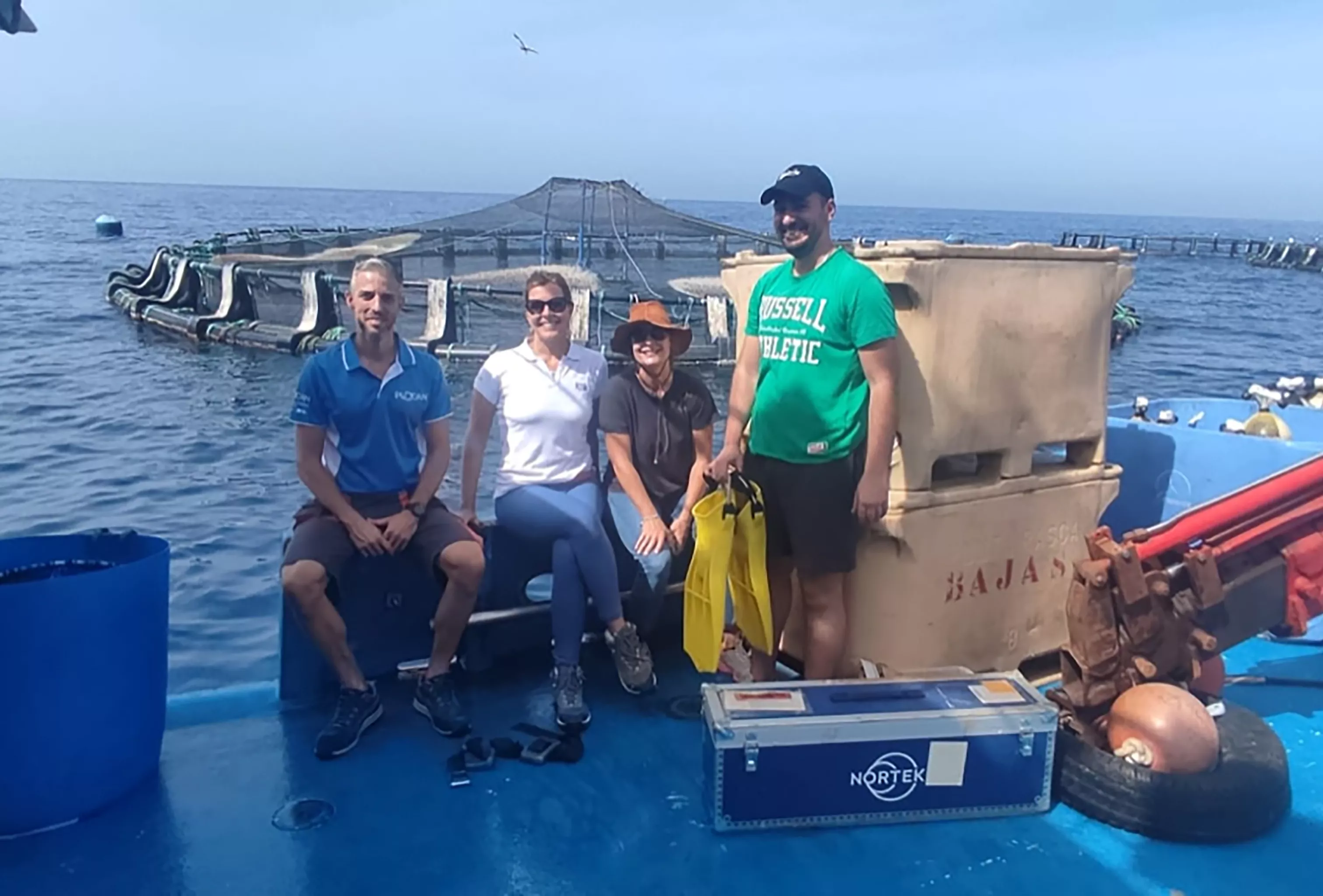 Socios del proyecto durante el encuentro y evaluación de pruebas en la empresa Cultivos Marinos Teide. De izquierda a derecha: Rayco Morán y Nalu Franco (PLOCAN), Gercende Courtois de Viçose (GIA/ECOAQUA) y Daniele Arduini (Universidad de Salento)./ CEDIDA
