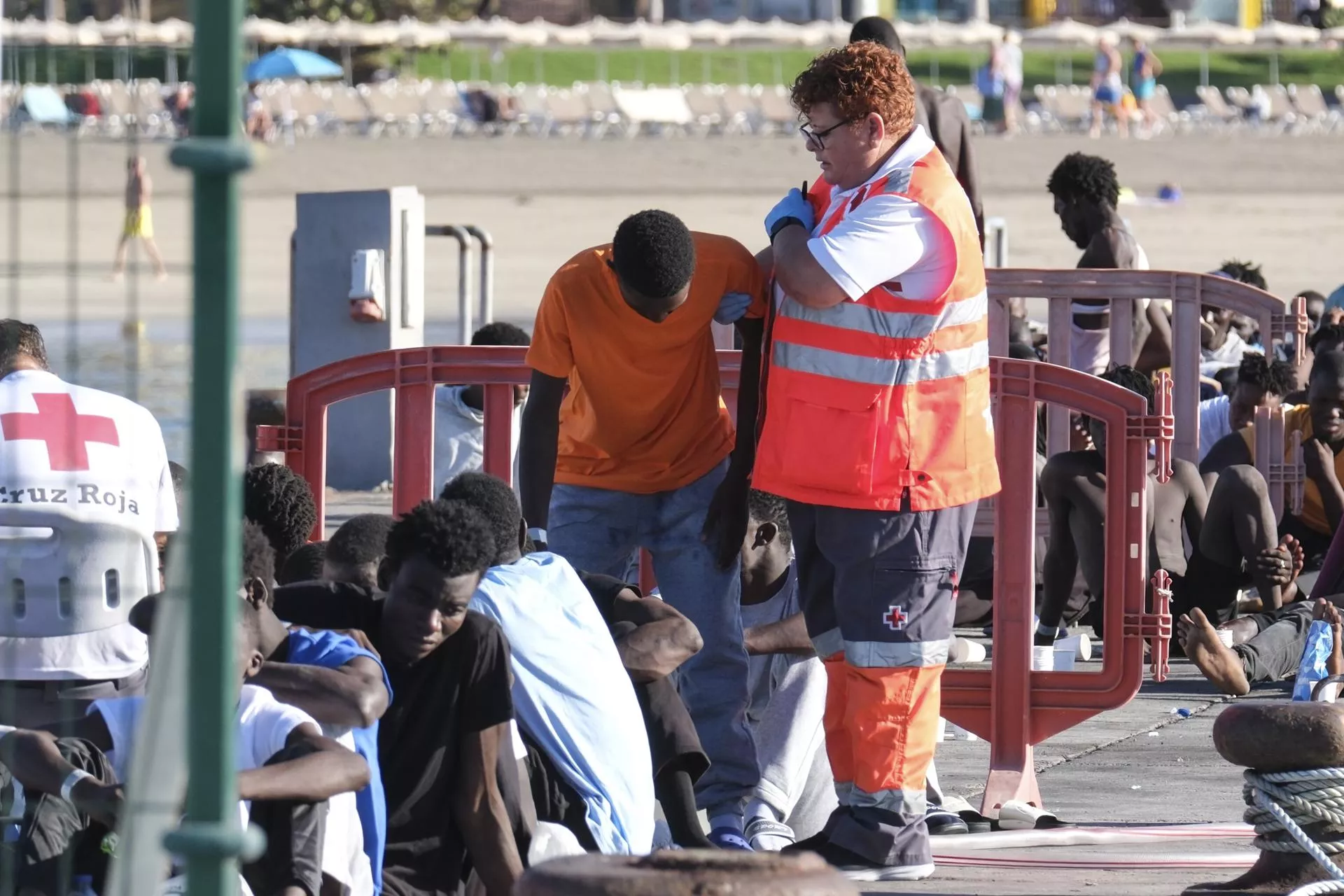 Facultativos atiendes a personas migrantes recién llegadas a Canarias./ EFE