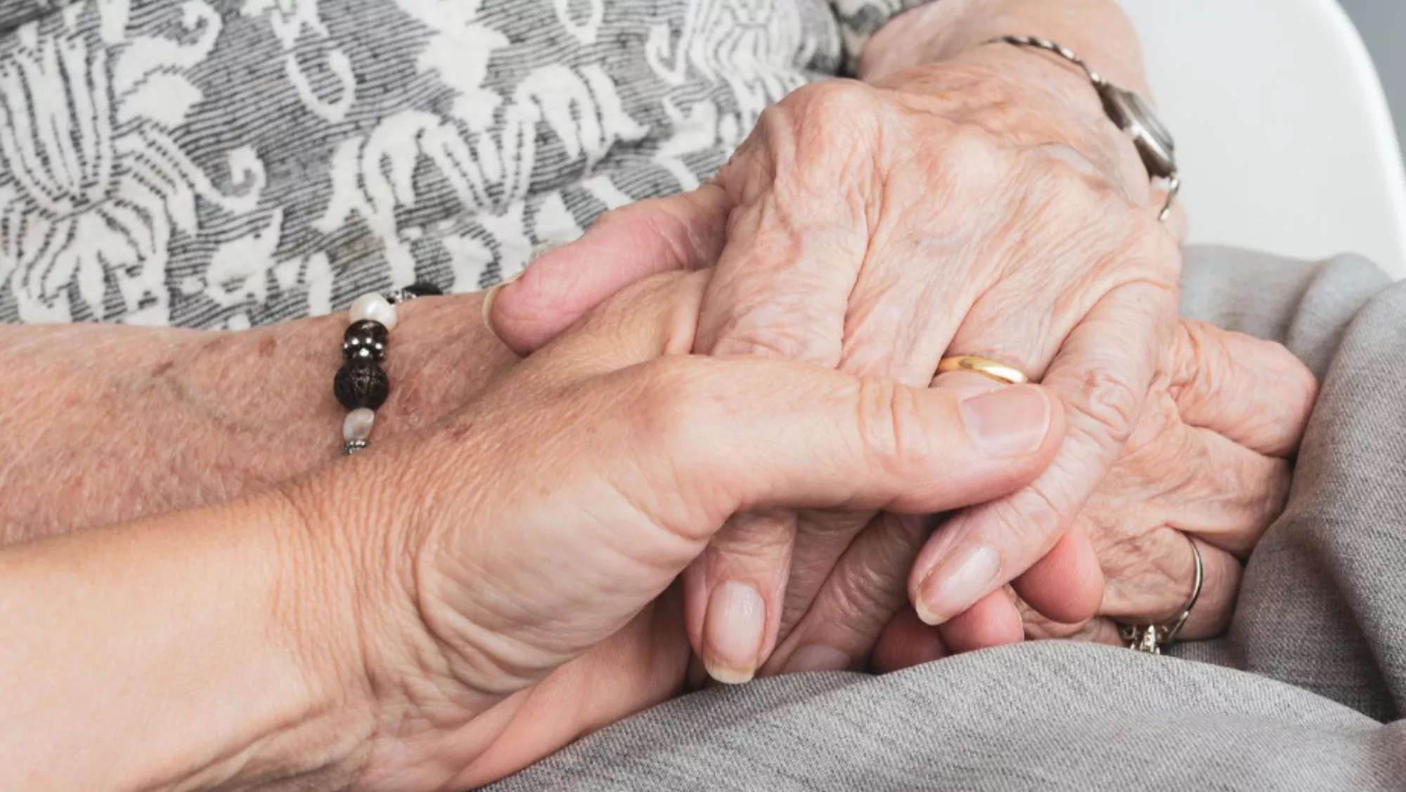 Cuidado de persona con ELA./ PIXABAY