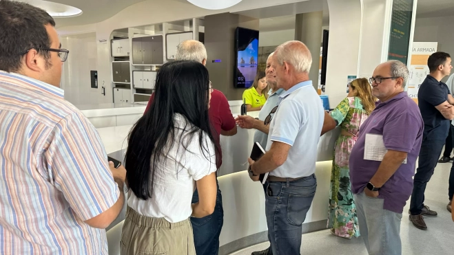 Personas que no pudieron entrar al evento recogiendo firmas / ATLÁNTICO HOY - MARCOS MORENO