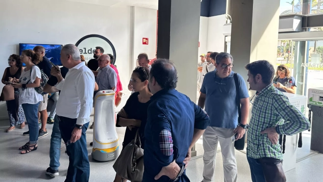 Personas que no pudieron entrar al evento recogiendo firmas / ATLÁNTICO HOY - MARCOS MORENO (1)