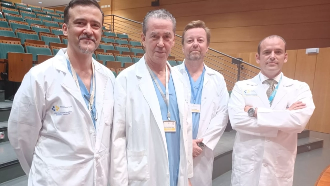 El subdirector médico, Ernesto Fernández; el jefe del Servicio de Cardiología, Francisco Jiménez; el médico adjunto del Servicio de Cardiología, Federico Segura, y el supervisor de Enfermería,José Manuel García / ATLÁNTICO HOY