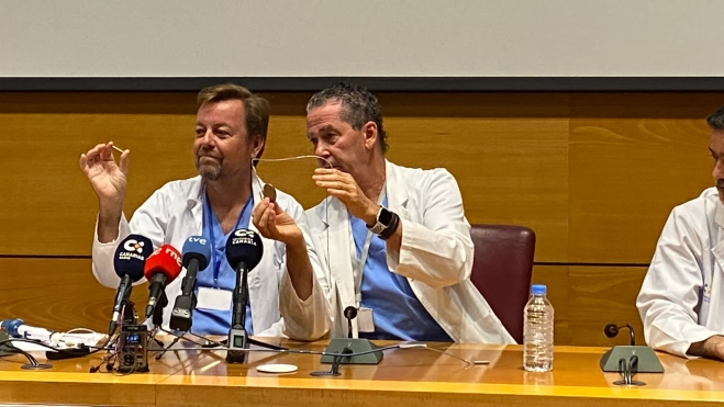 Jiménez y Segura muestran el nuevo marcapasos sin cables frente al convencional / ATLÁNTICO HOY