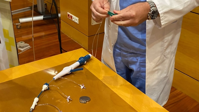 El médico adjunto del Servicio de Cardiología explica cómo se implantan ambos dispositivos / ATLÁNTICO HOY