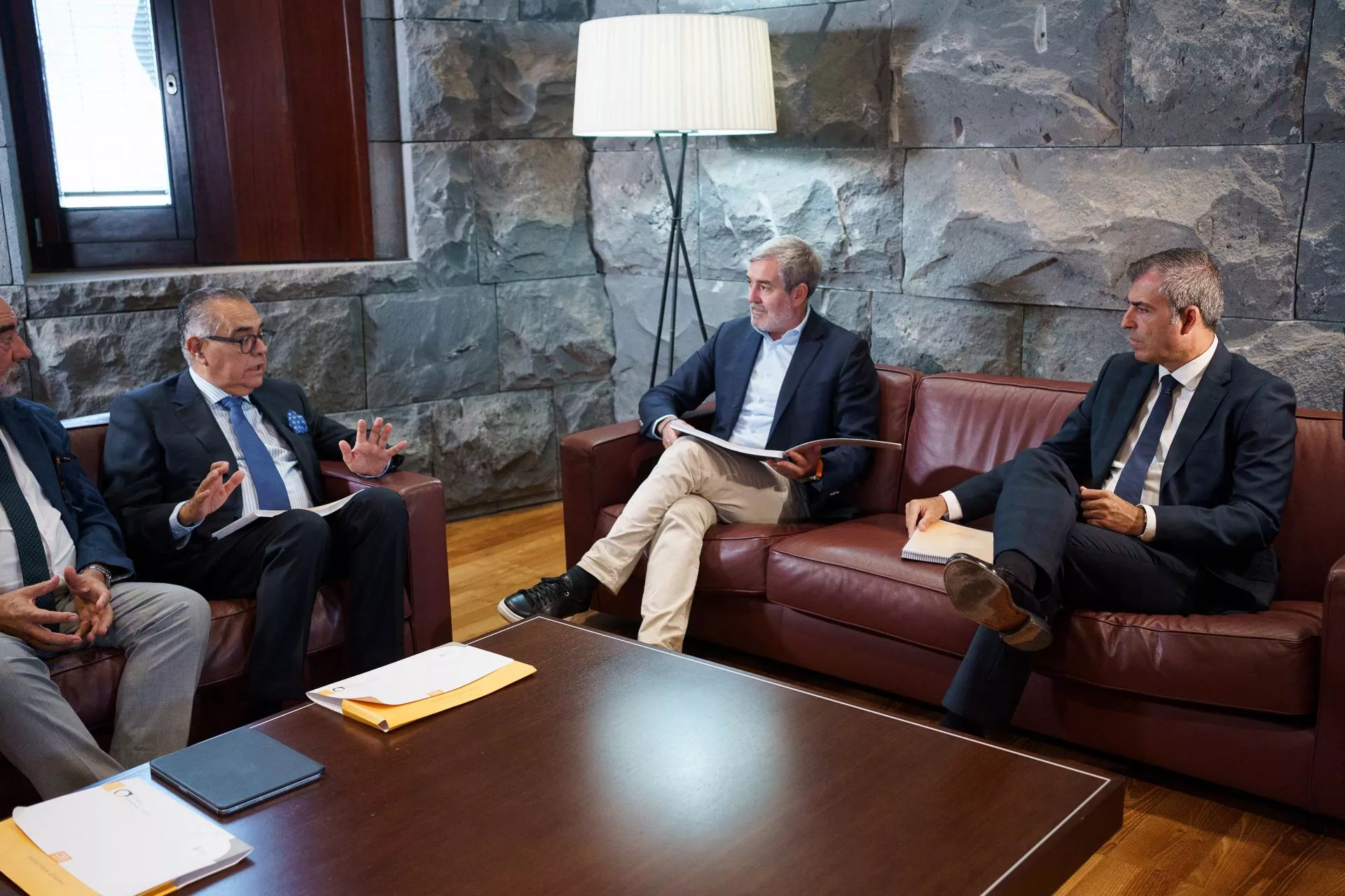 El presidente y el vicepresidente del Gobierno de Canarias, Fernando Clavijo (c) y Manuel Domínguez (d), recibieron este viernes al presidente del Consejo Económico y Social (CES), José Carlos Francisco (i)./ EFE - RAMÓN DE LA ROCHA