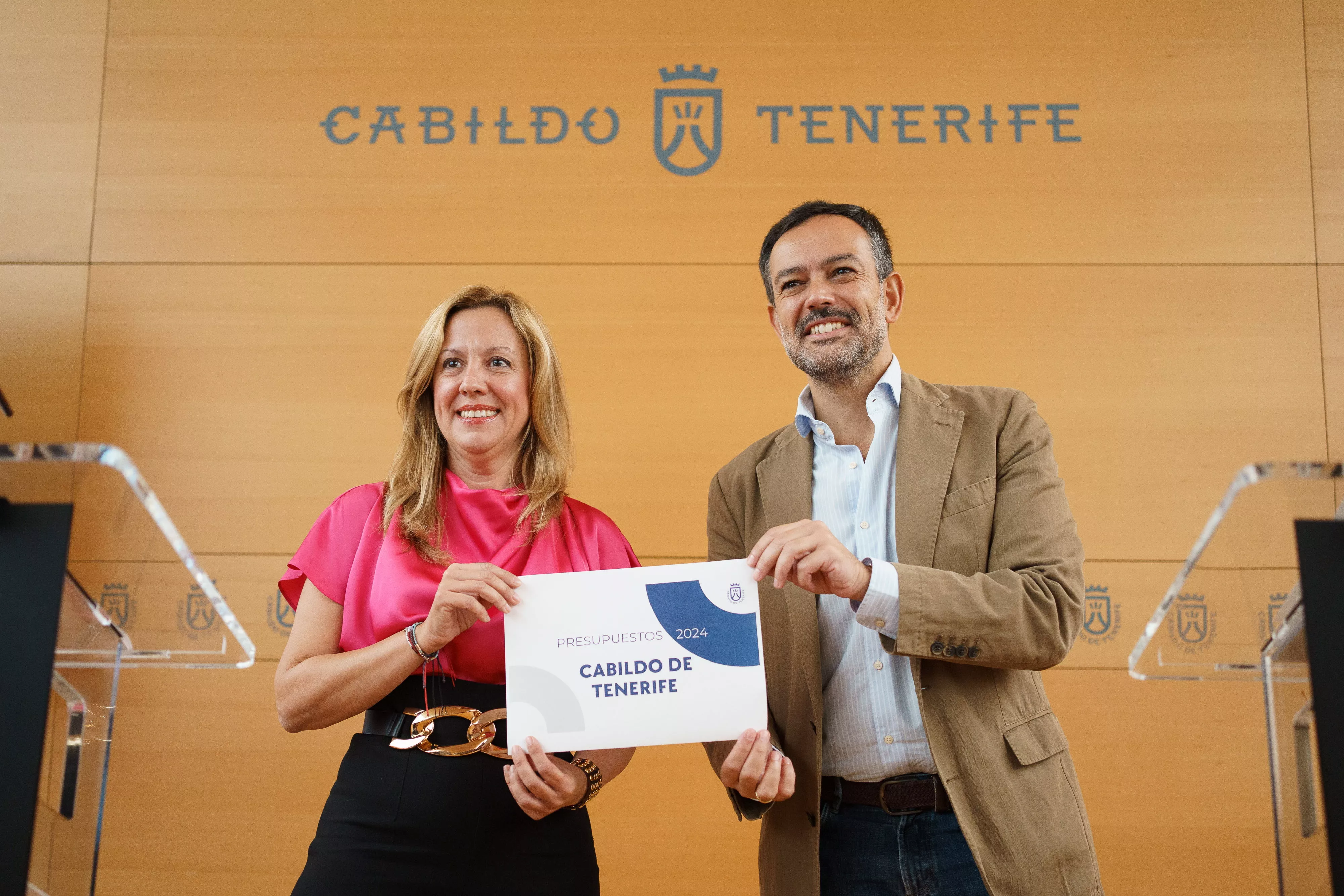 La presidenta del Cabildo de Tenerife, Rosa Dávila, y el vicepresidente del cabildo, Lope Afonso, con el borrador de los presupuestos insulares. / RAMÓN DE LA ROCHA-EFE