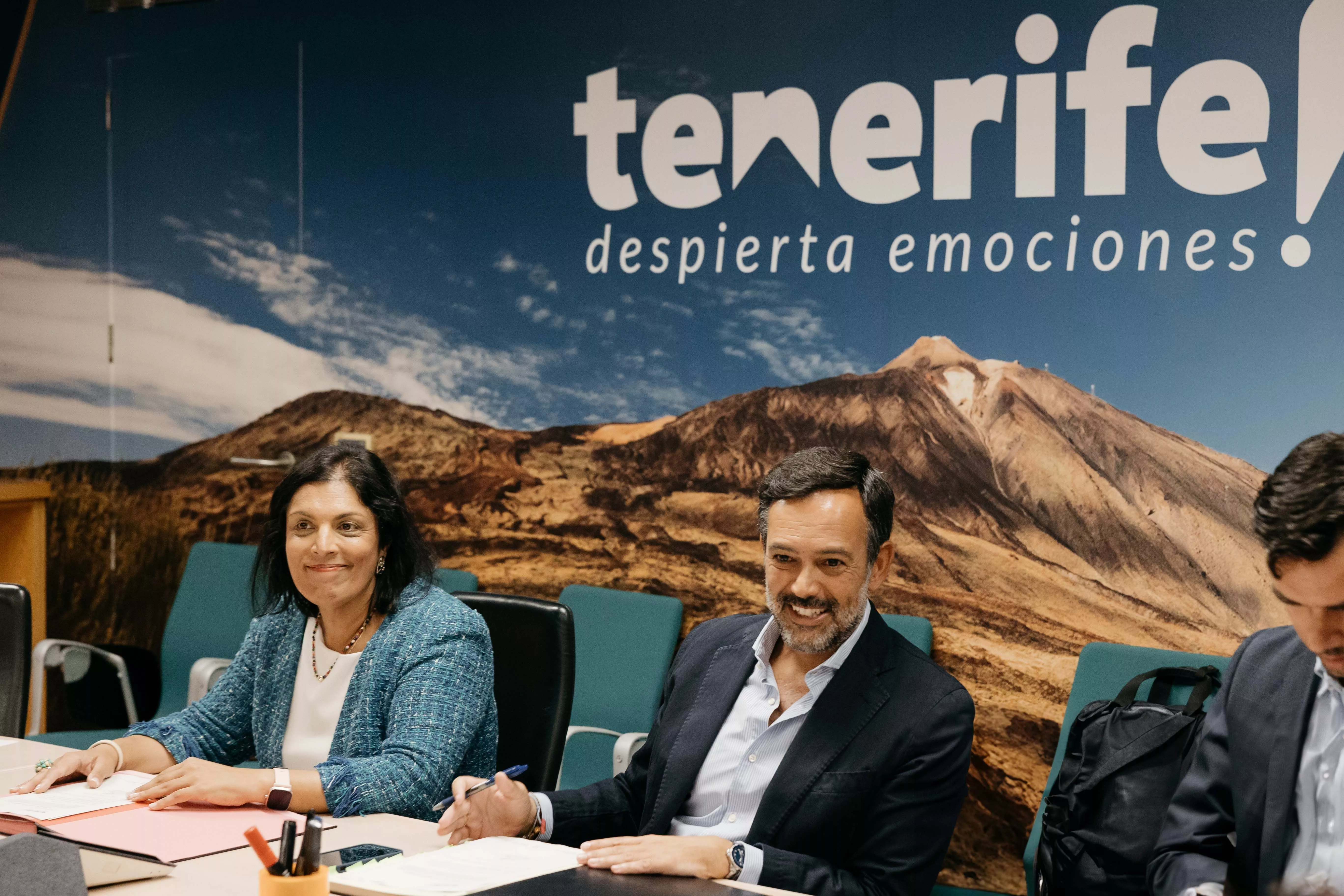 La consejera delegada de Turismo de Tenerife, Dimple Melwani, y el vicepresidente y consejero de Turismo, Lope Afonso./ CEDIDA