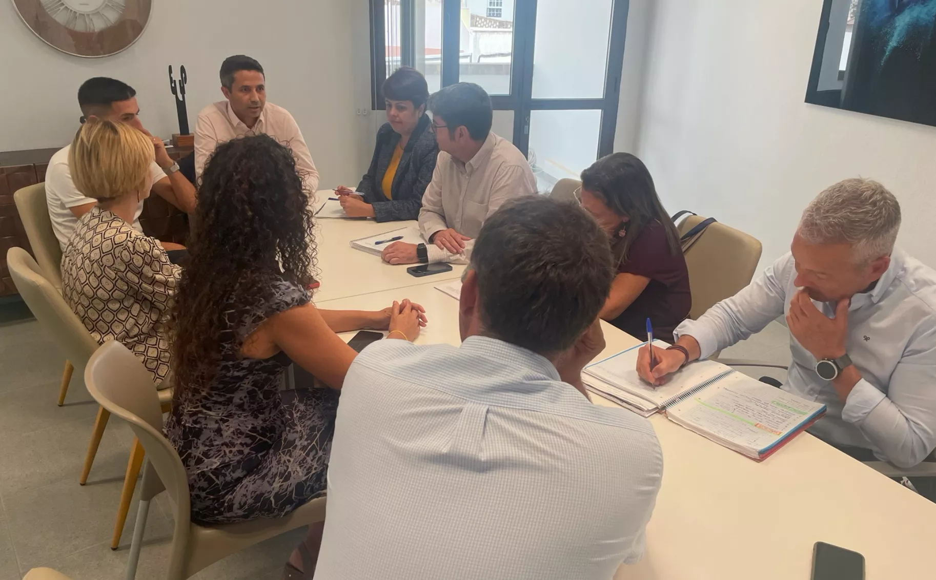 Reunión de trabajo entre representantes del Cabildo de Gran Canaria y de Agaete./ CEDIDA