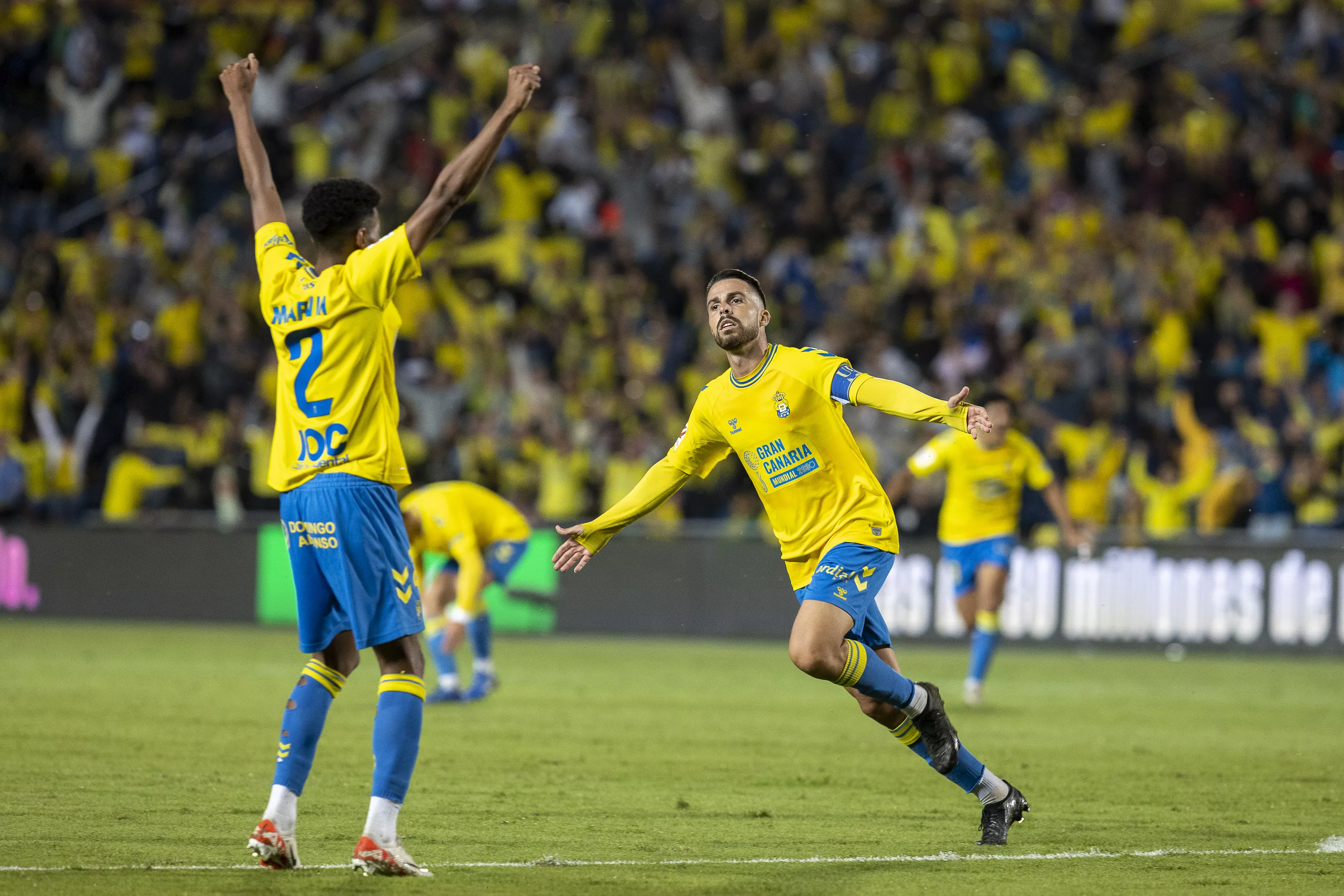 Kirian, autor del 1-0, celebra su gol ante el Atlético de Madrid en el partido de Primera División que la UD Las Palmas ganó este viernes. / QUIQUE CURBELO-EFE