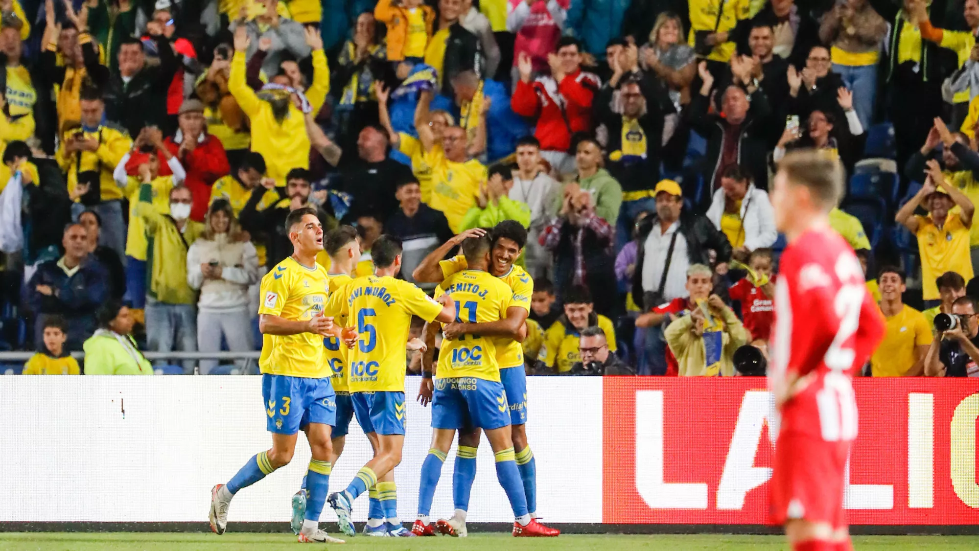 Los jugadores de la UD Las Palmas celebran el gol de Kirian frente al Atlético de Madrid. / QUIQUE CURBELO-EFE