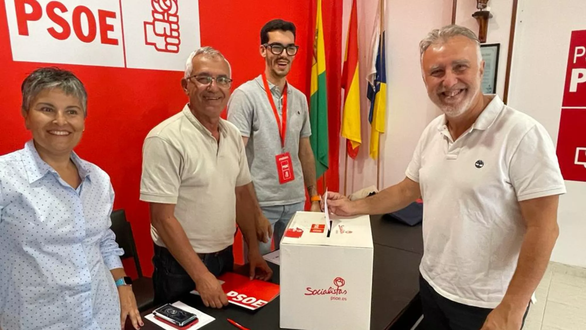 El secretario general del PSOE canario, Ángel Víctor Torres, vota este sábado en Arucas./ CEDIDA